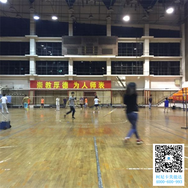 師傅跑起來(lái)接球了