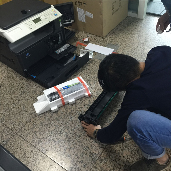 師傅在安裝柯尼卡美能達(dá)206復(fù)印機(jī)的時候，客戶打電話進(jìn)來問，然后師傅邊安裝機(jī)器，邊給客戶解答問題