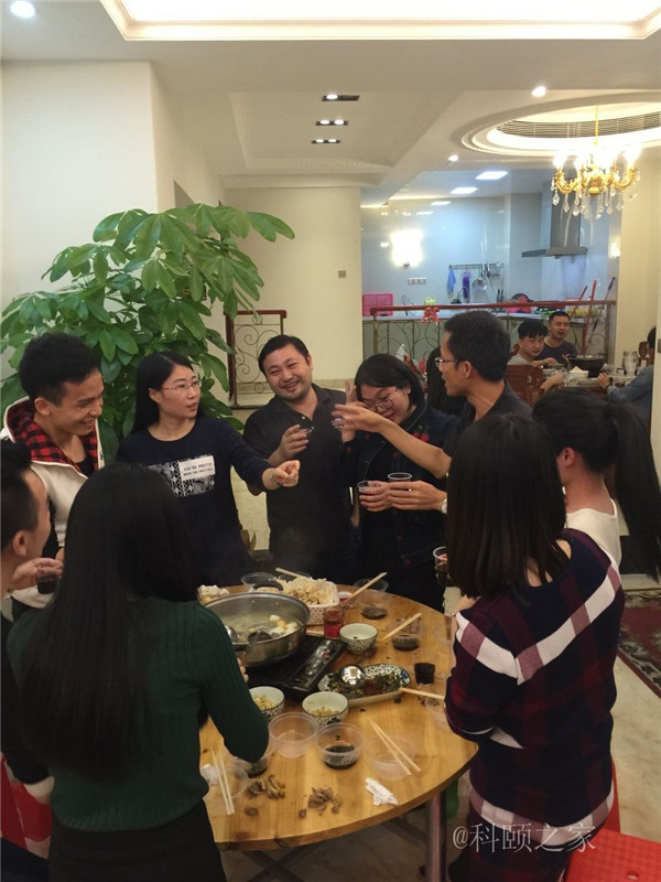 科頤兩位老板過來敬酒，大家苦樂融融-科頤辦公