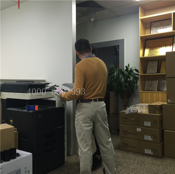 陳先生和蔡師傅在說著柯尼卡美能達(dá)C360機(jī)器的問題-科頤辦公