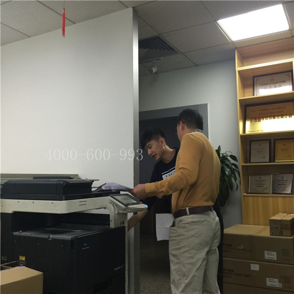 蔡師傅在和陳先生說柯尼卡美能達(dá)C360機(jī)器激光器大概在哪個(gè)位置-科頤辦公