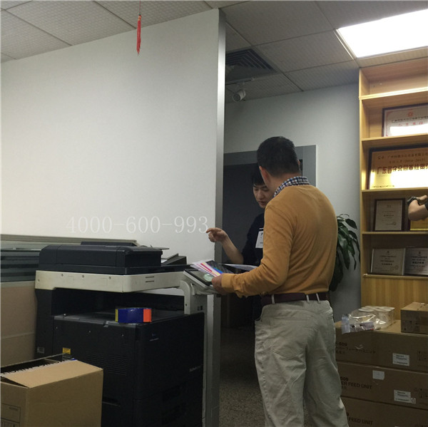 蔡師傅在和陳先生說柯尼卡美能達(dá)C360機(jī)器的激光器怎么拆裝等-科頤辦公