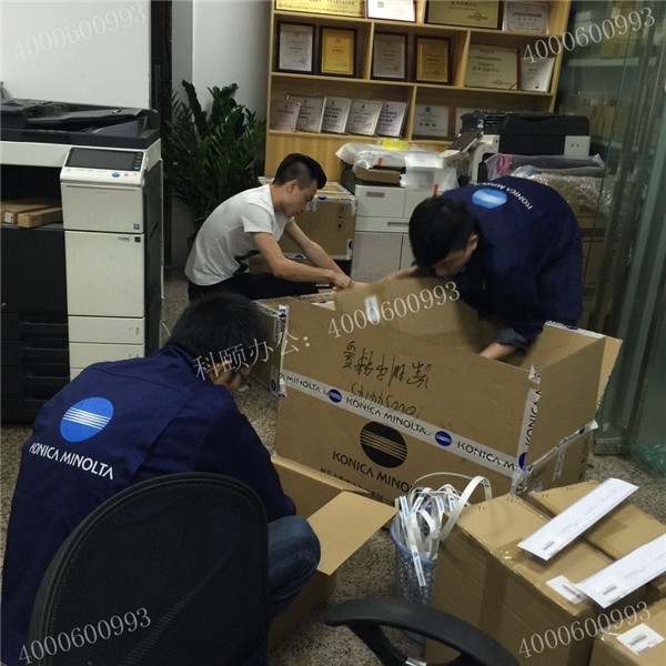 全新原裝柯尼卡美能達(dá)復(fù)印機(jī)配件回貨，同事在整理-科頤辦公