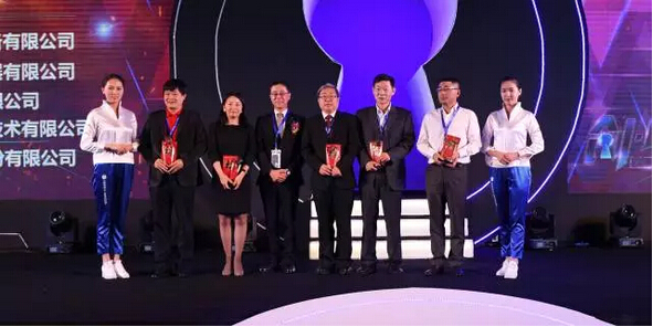 炭谷忠彥董事長（左四）頒發(fā)“年度特別貢獻獎”-科頤辦公分享