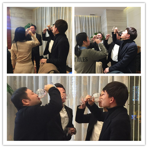 科頤三大帥哥在跟我們的領(lǐng)導(dǎo)喝呢,干了! 科頤三大帥哥在跟我們的領(lǐng)導(dǎo)喝呢,干了!