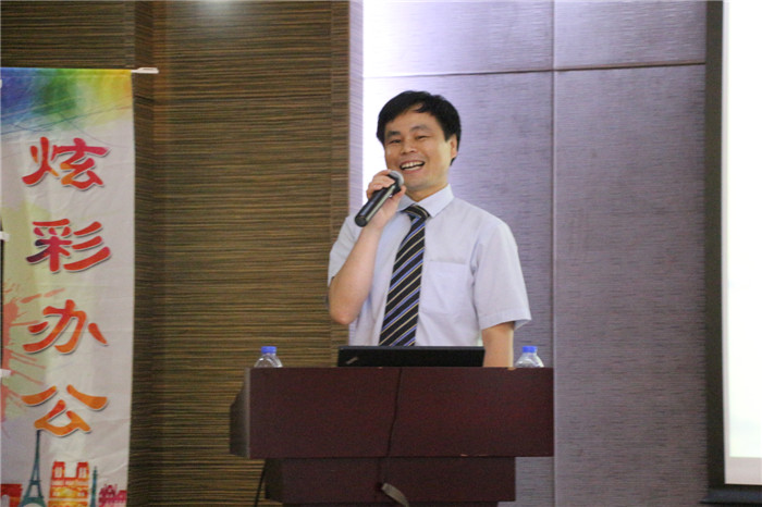 辦公解決方案全國巡回體驗會-廣州站，震旦集團華南區(qū)經(jīng)理江超為大家現(xiàn)場介紹震旦品牌-科頤辦公分享